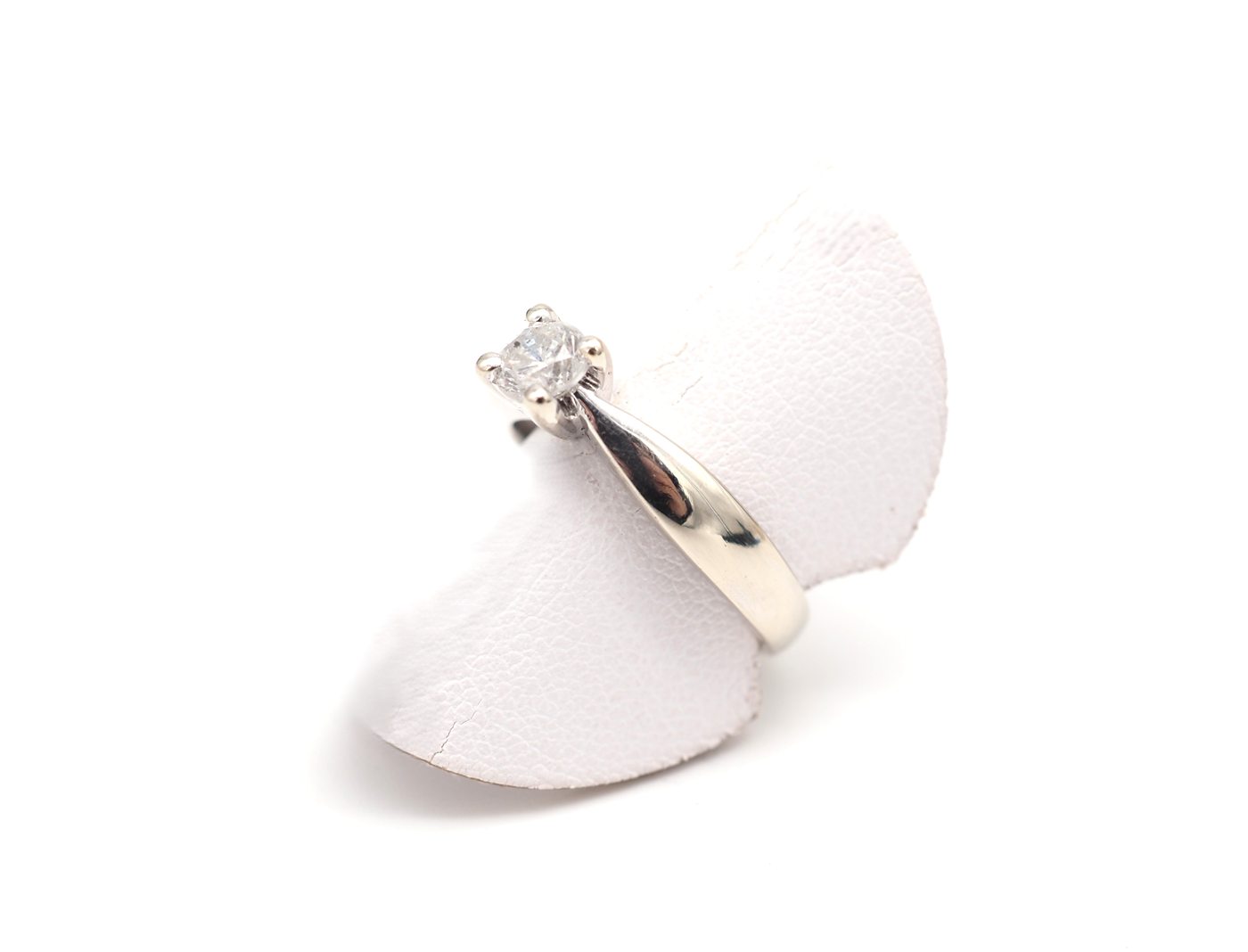 Bague solitaire en or blanc avec diamant