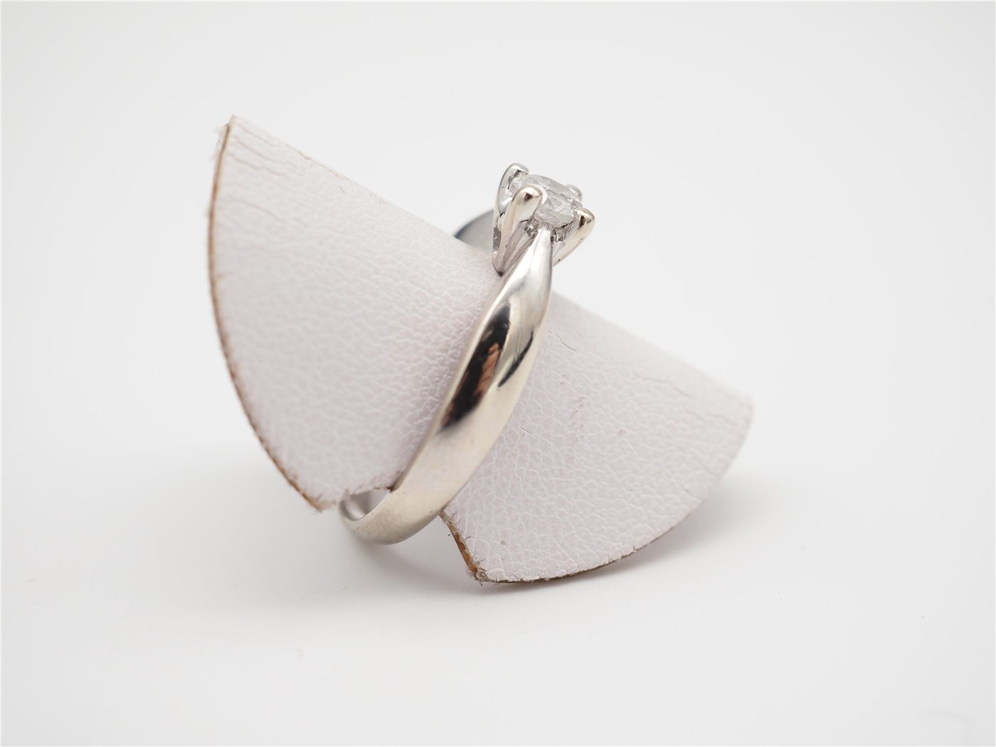 Bague solitaire en or blanc avec diamant — vue 2