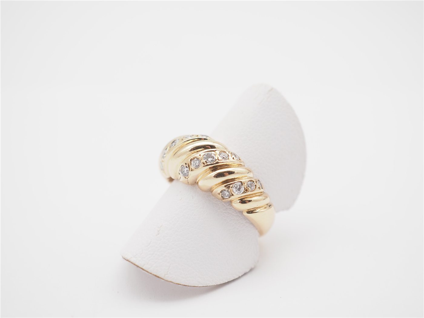Bague godronnée or jaune 750 et diamants