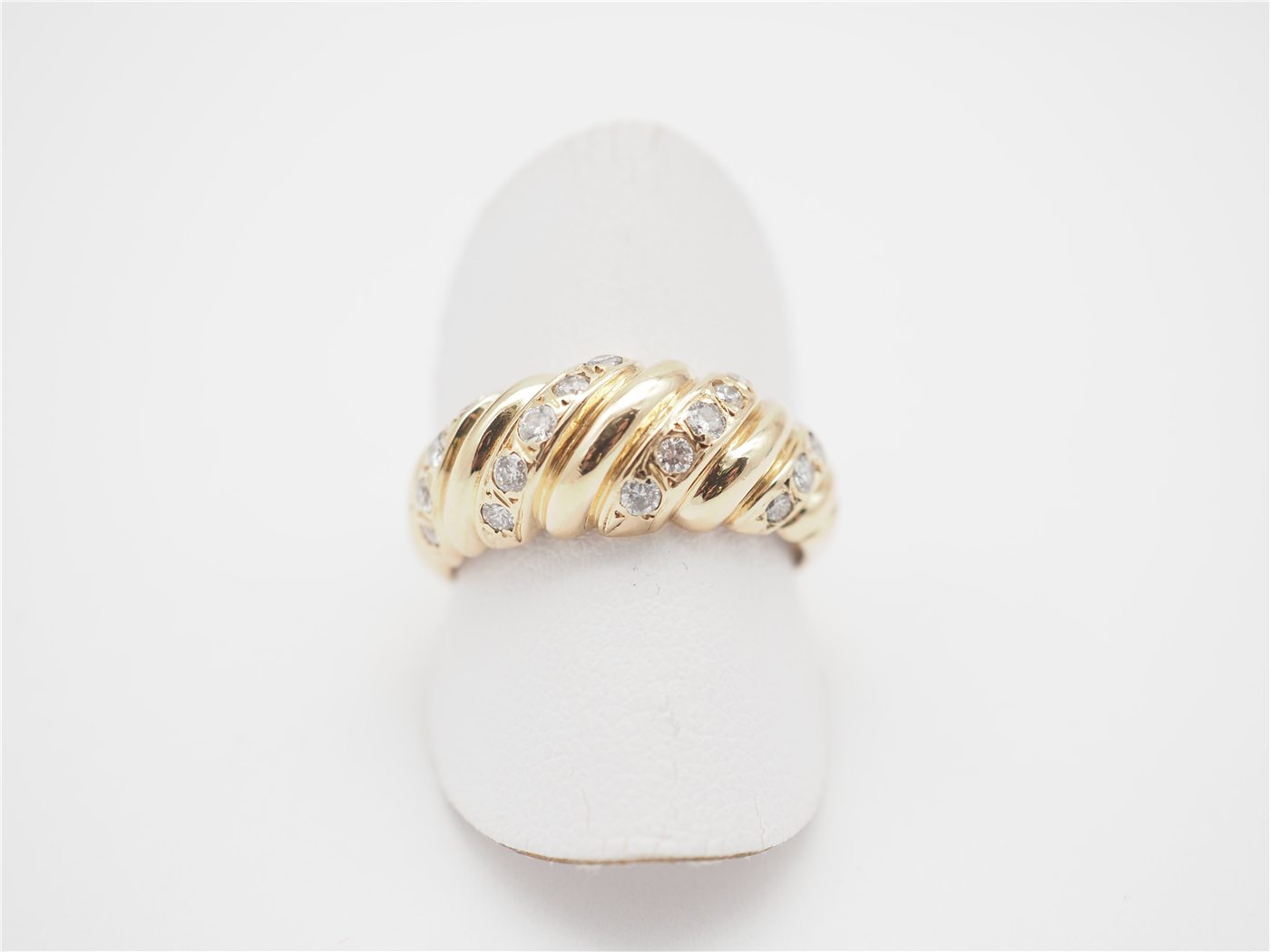 Bague godronnée or jaune 750 et diamants — vue 2
