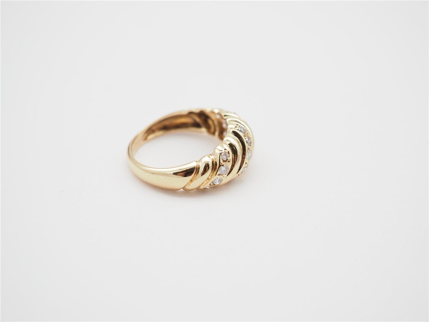 Bague godronnée or jaune 750 et diamants — vue 3