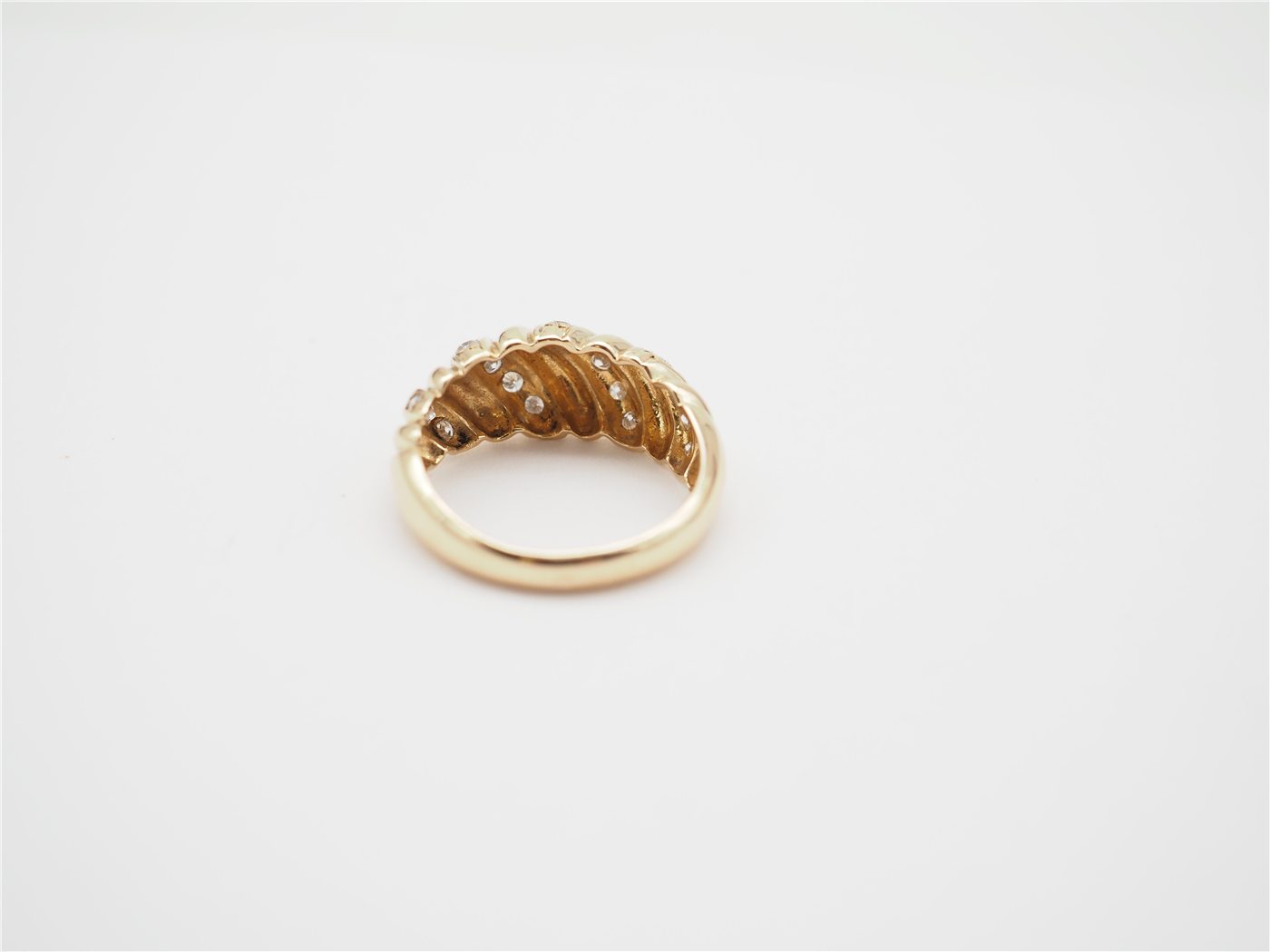 Bague godronnée or jaune 750 et diamants — vue 4