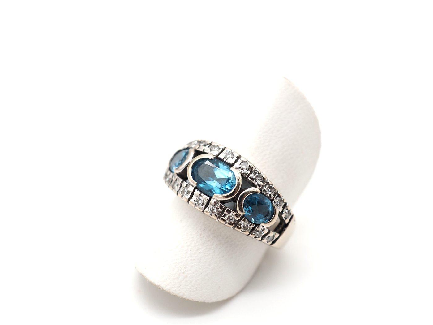 Bague or blanc et topaze