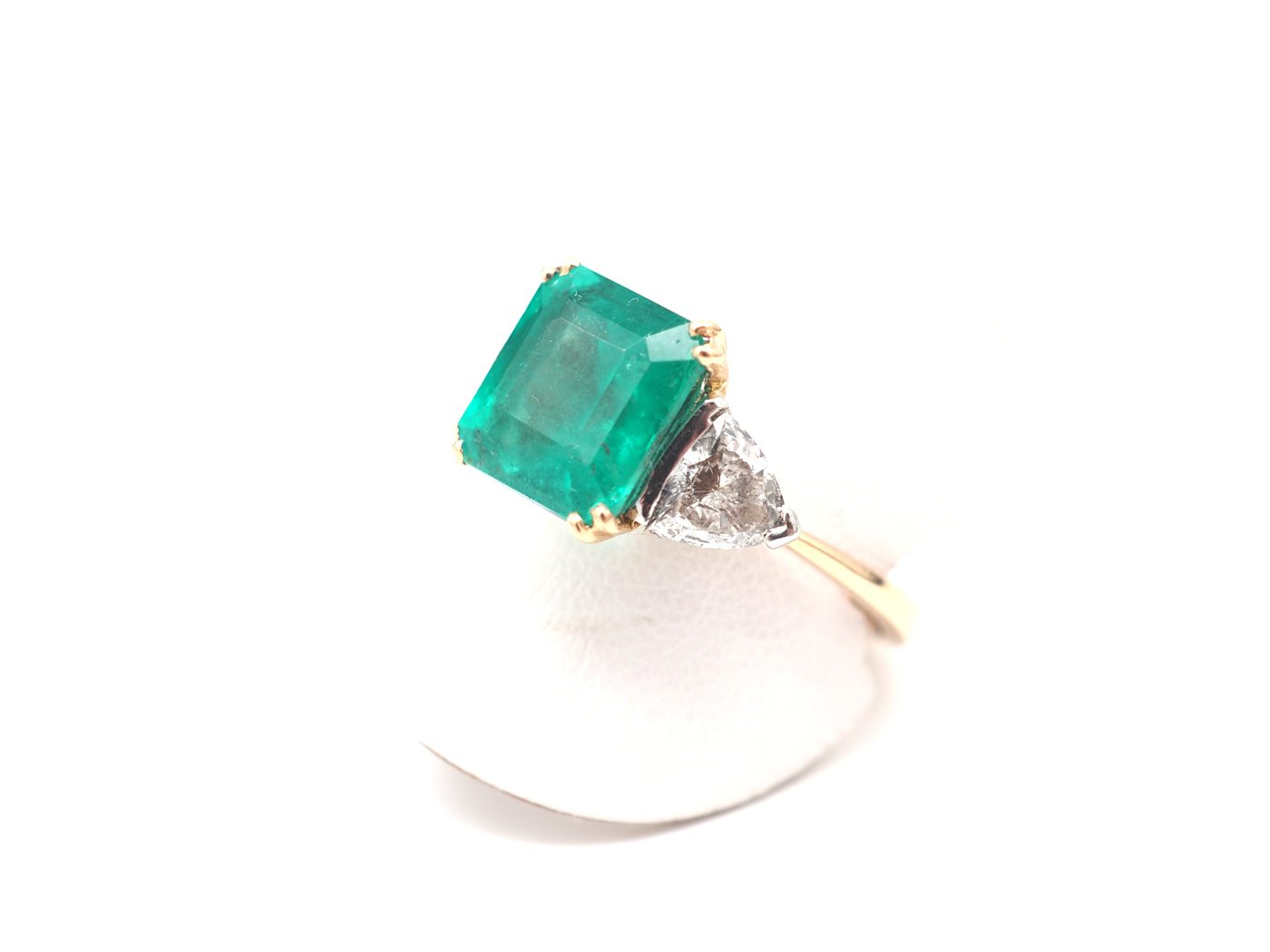 Bague or jaune 750 mil, émeraude et diamants