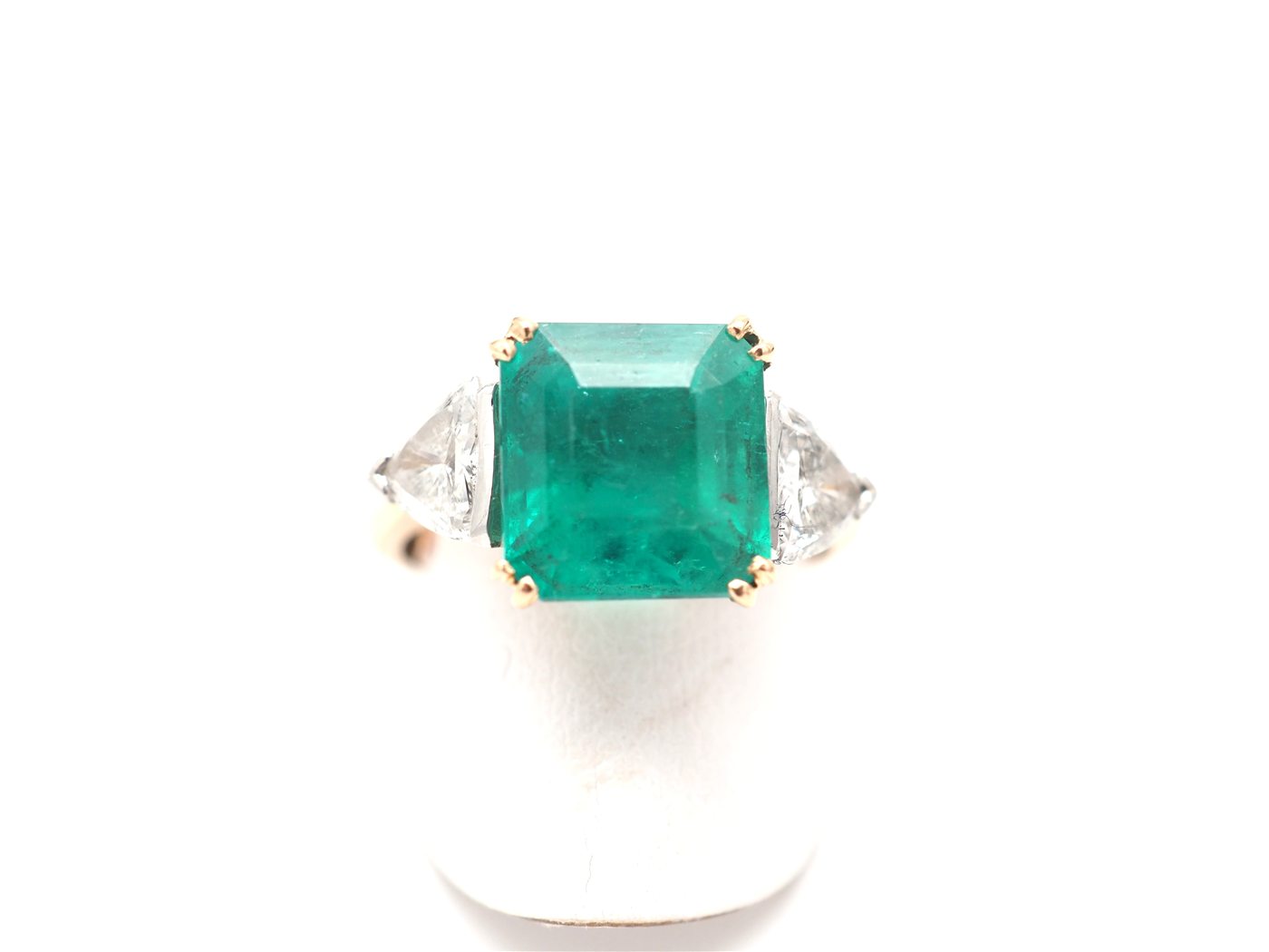 Bague or jaune 750 mil, émeraude et diamants — vue 2