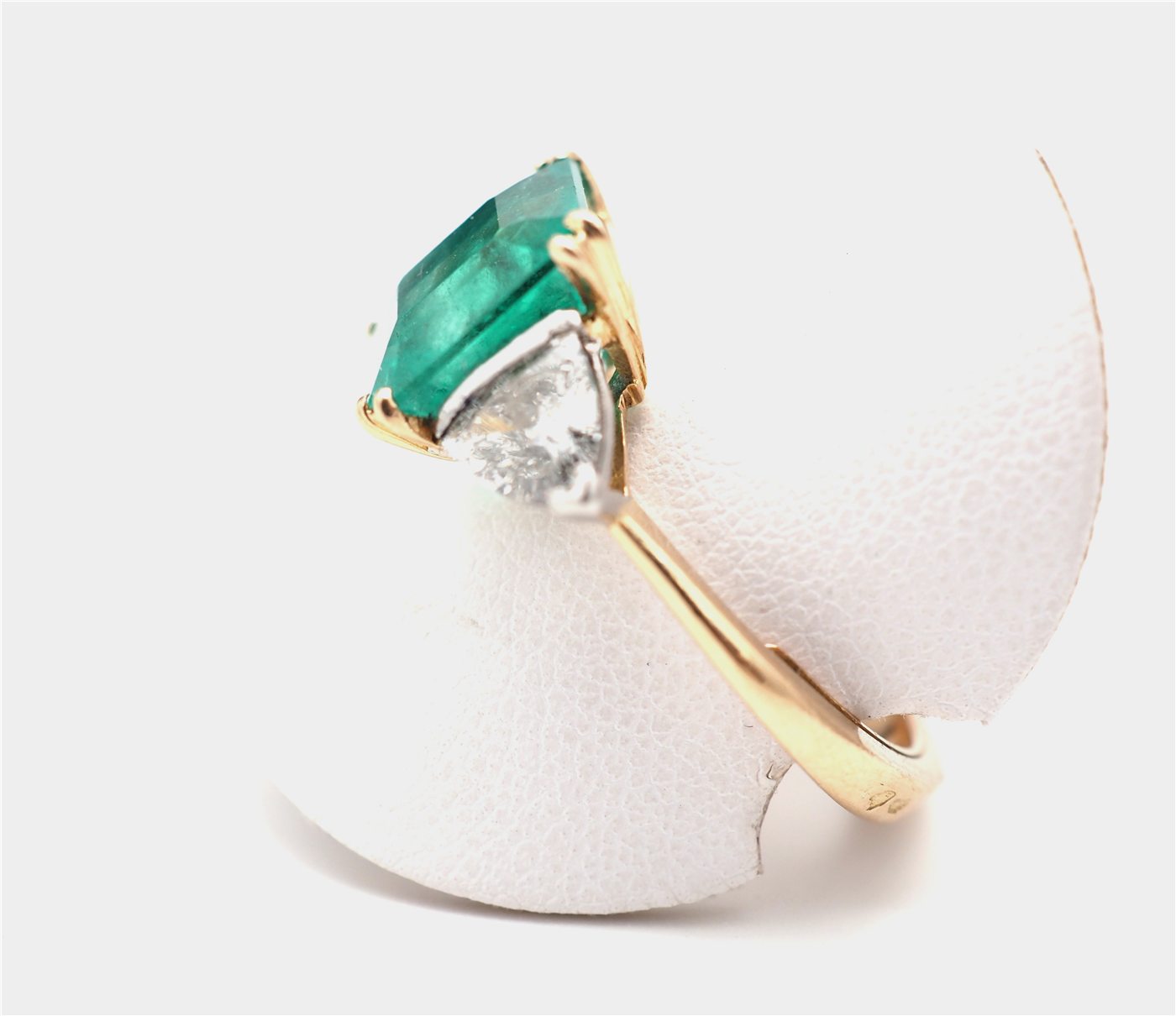 Bague or jaune 750 mil, émeraude et diamants — vue 3
