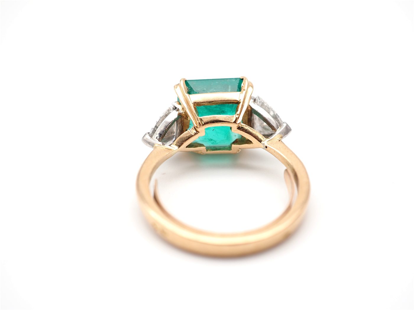 Bague or jaune 750 mil, émeraude et diamants — vue 4