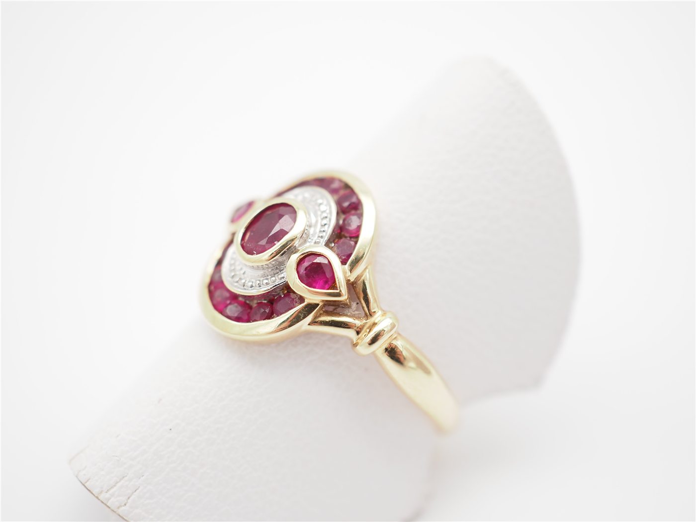 Bague or jaune 750 mil et rubis — vue 2
