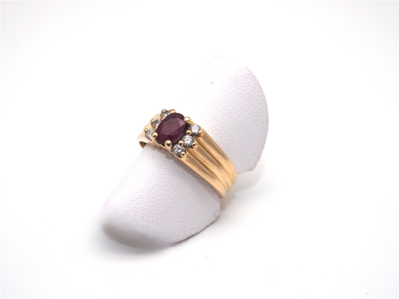 Bague en or jaune 750 mil et rubis