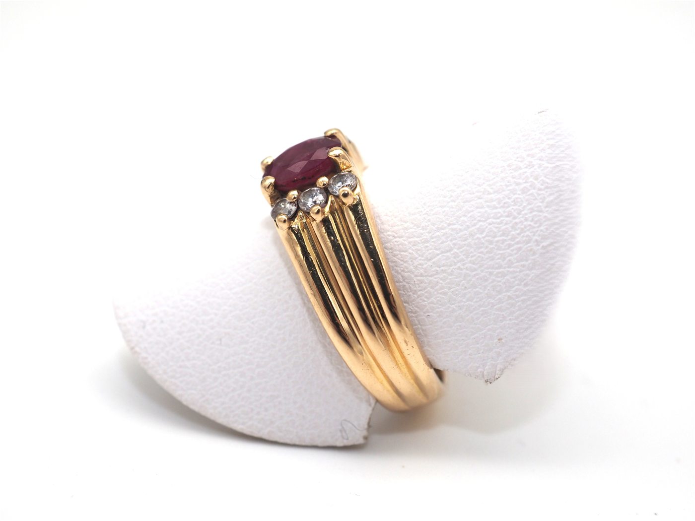 Bague en or jaune 750 mil et rubis — vue 4