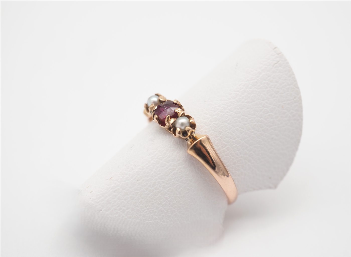 Bague en or 750 mil rubis et demis perles
