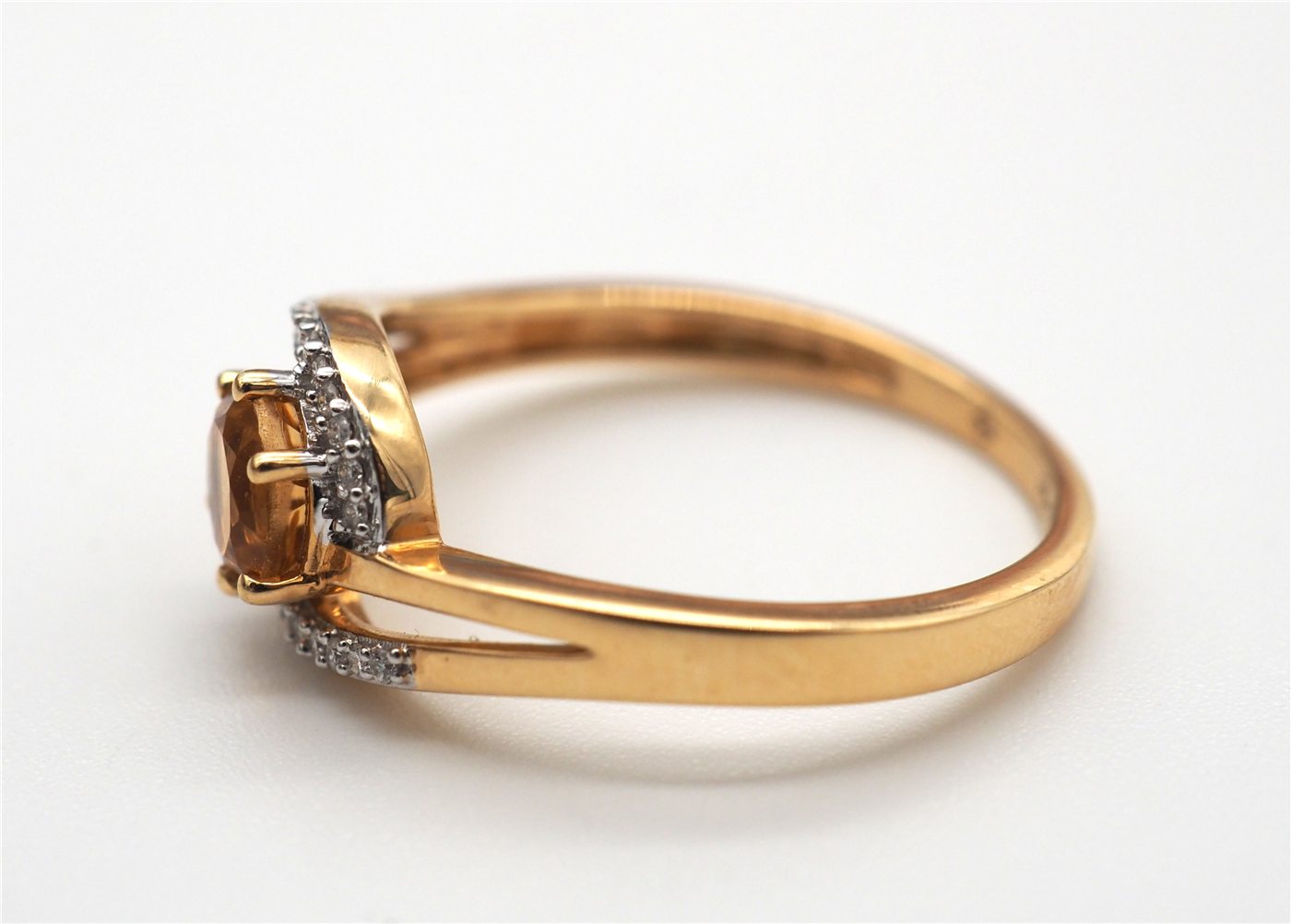 Bague or jaune 750, citrine et diamants