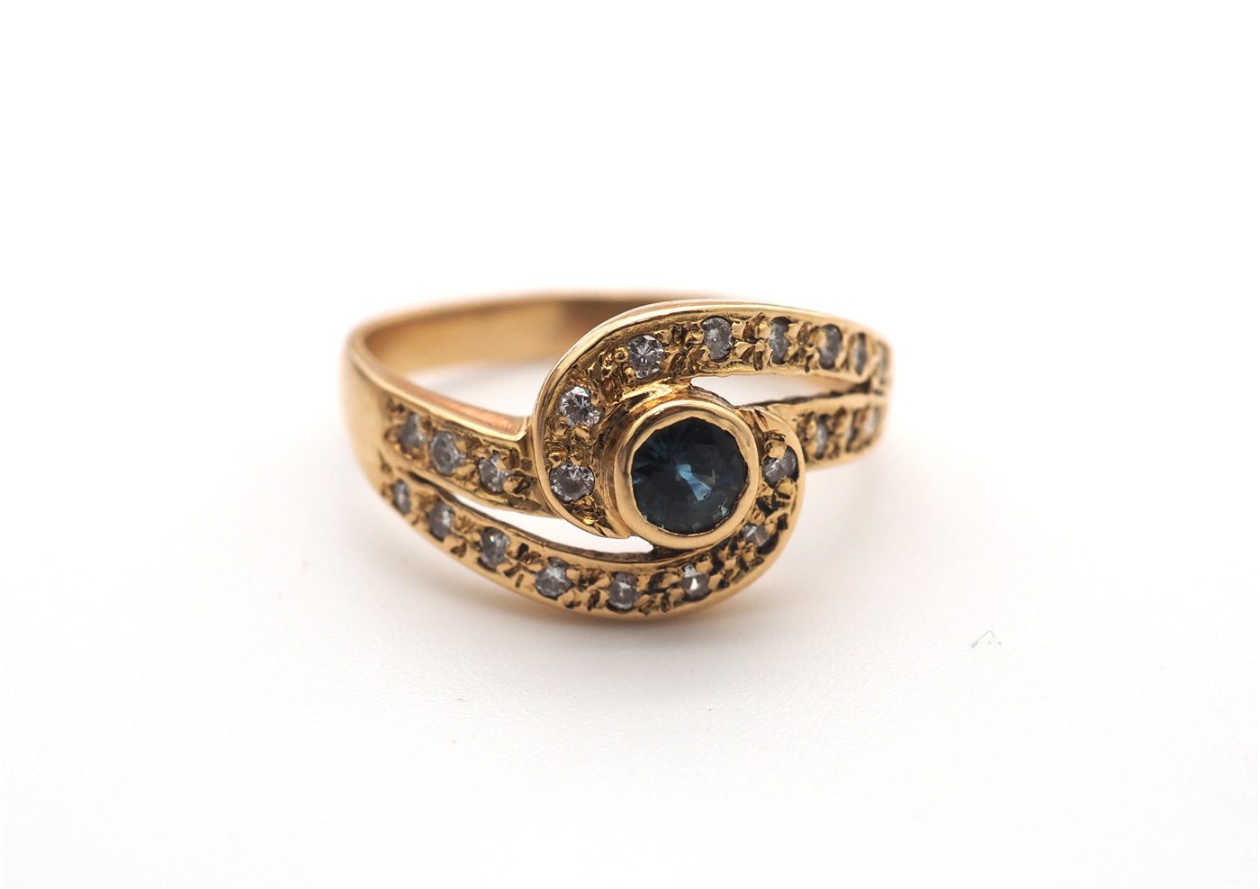 Bague Or jaune 750 mil, saphir et diamants