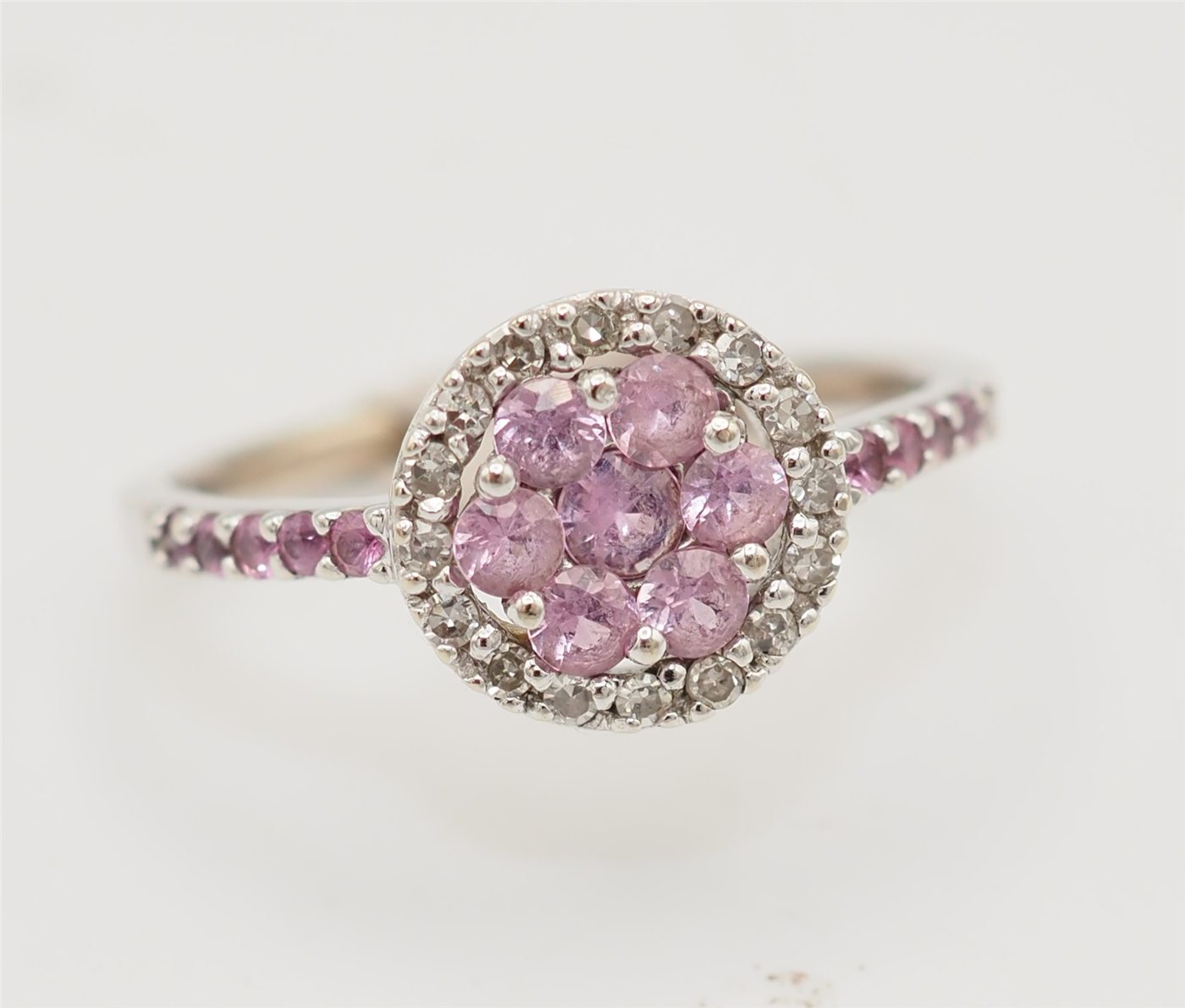 Bague or blanc saphir — vue 3