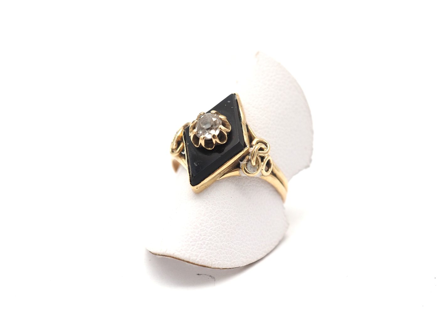 Bague ancienne en or jaune 750 mil, onyx et diamants