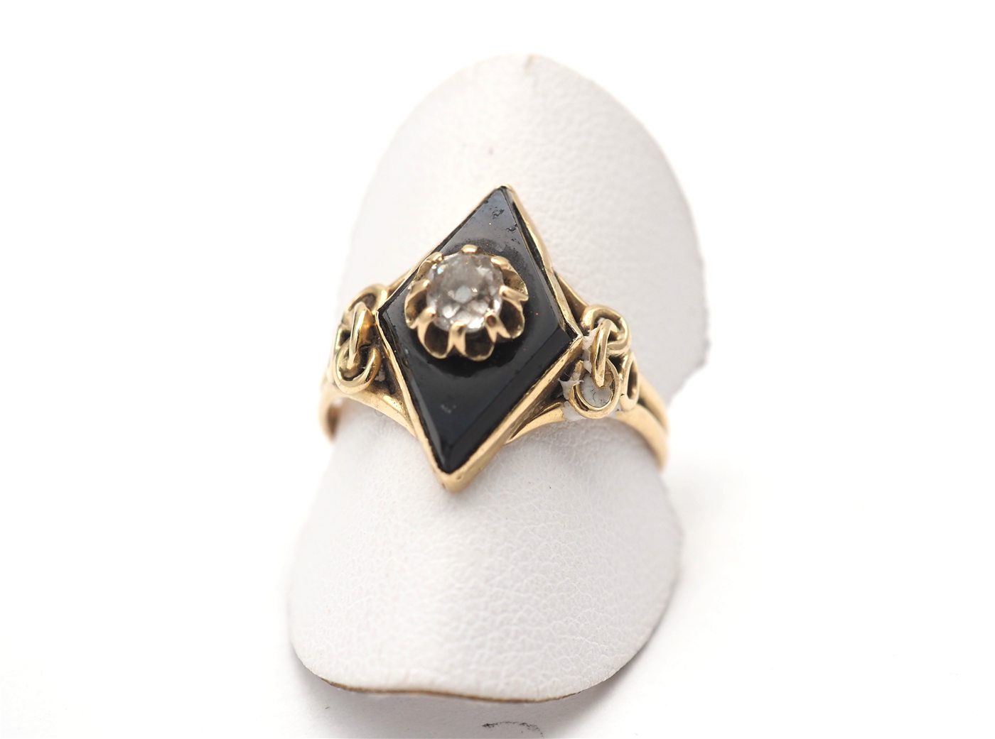 Bague ancienne en or jaune 750 mil, onyx et diamants — vue 2