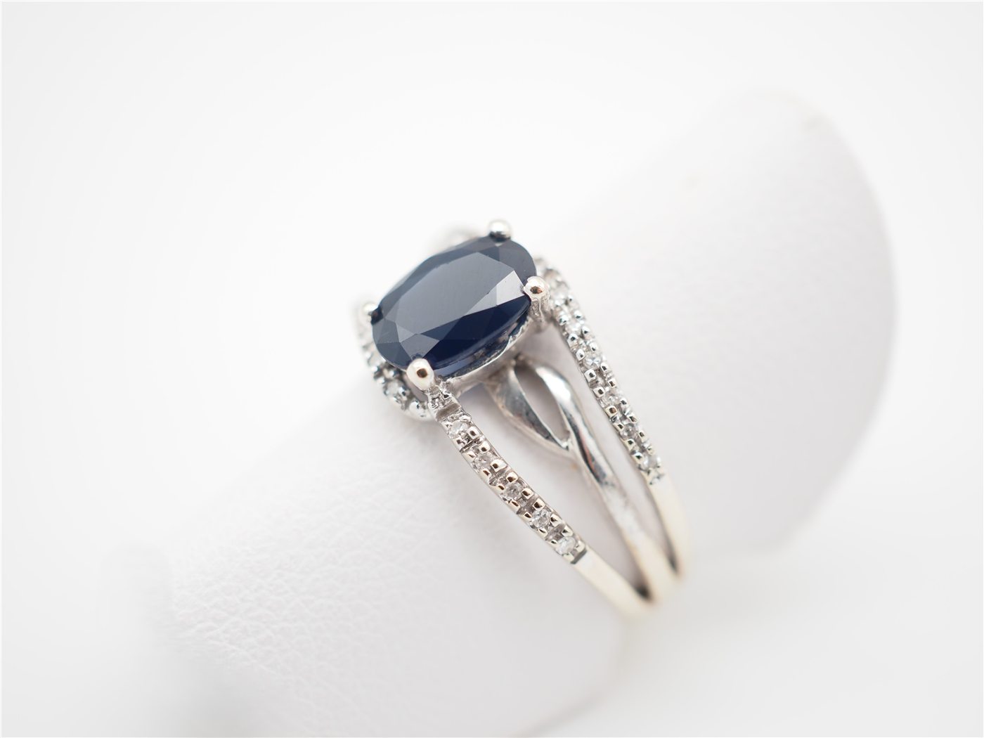 Bague or blanc 750, diamants et saphir