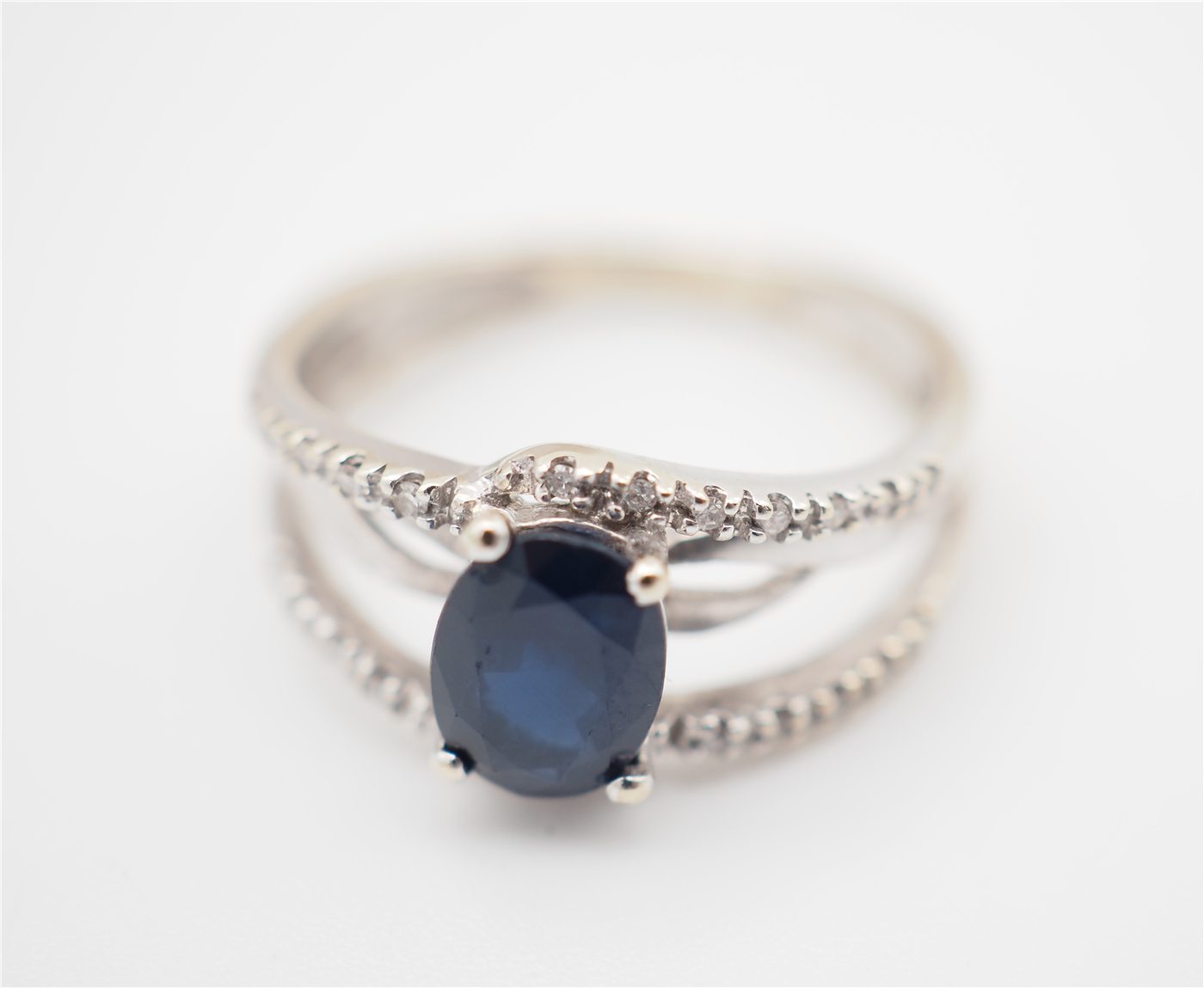 Bague or blanc 750, diamants et saphir — vue 3
