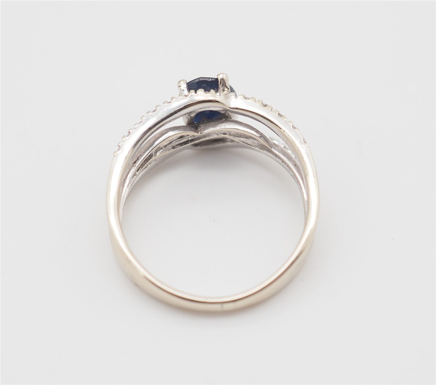 Bague or blanc 750, diamants et saphir — vue 4