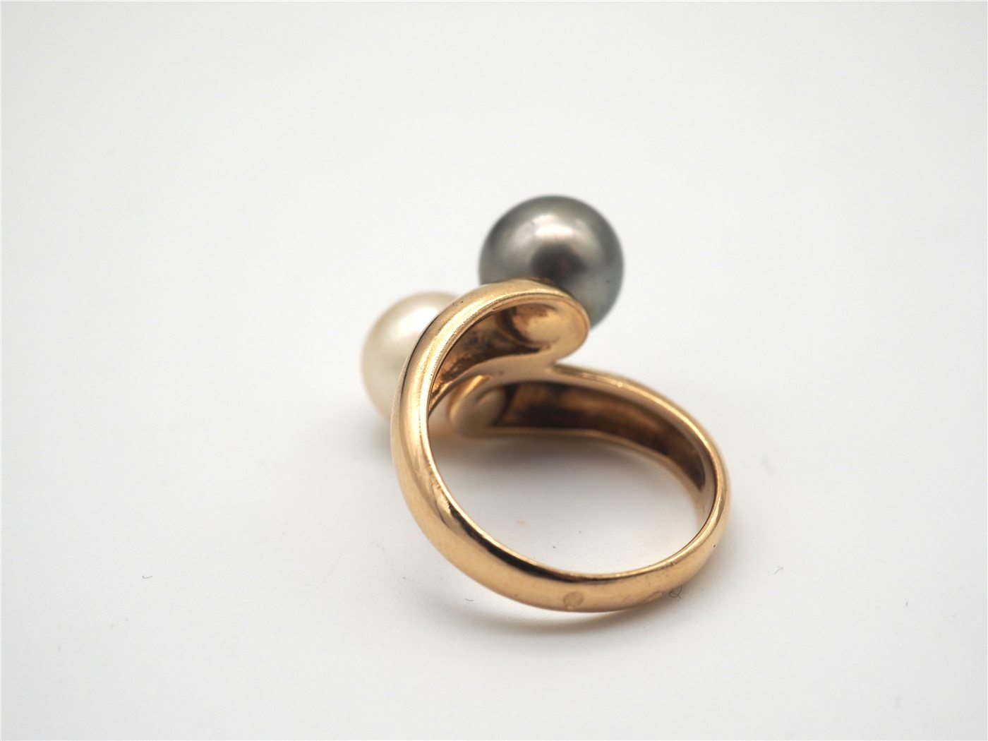 Bague or jaune 750, perle de tahiti et perle blance — vue 2