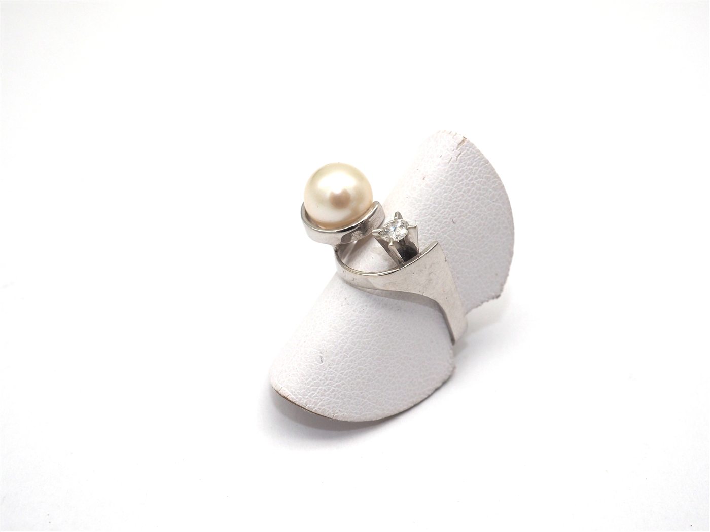 Bague en or blanc 750 mil diamants et perle
