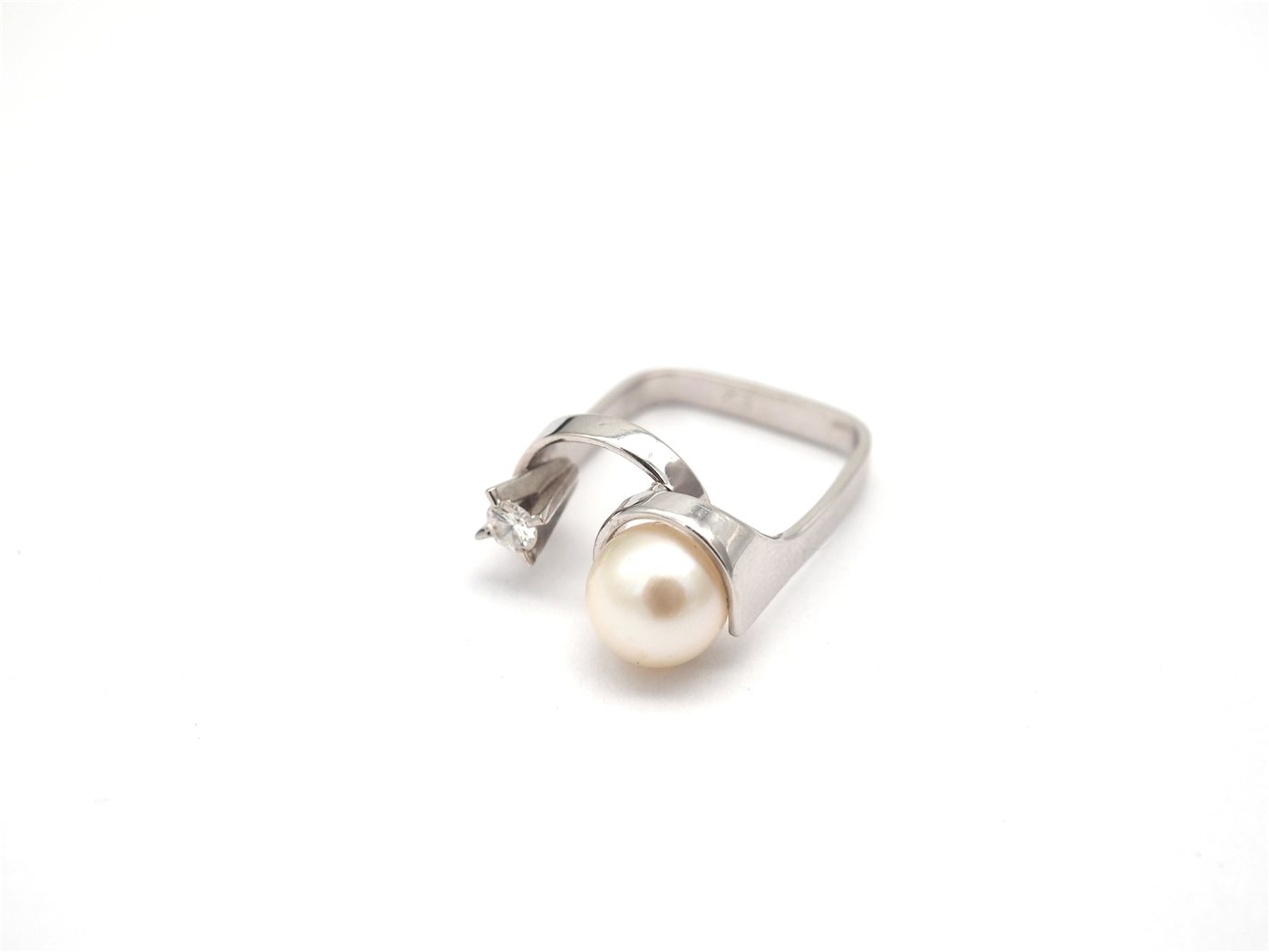 Bague en or blanc 750 mil diamants et perle — vue 2