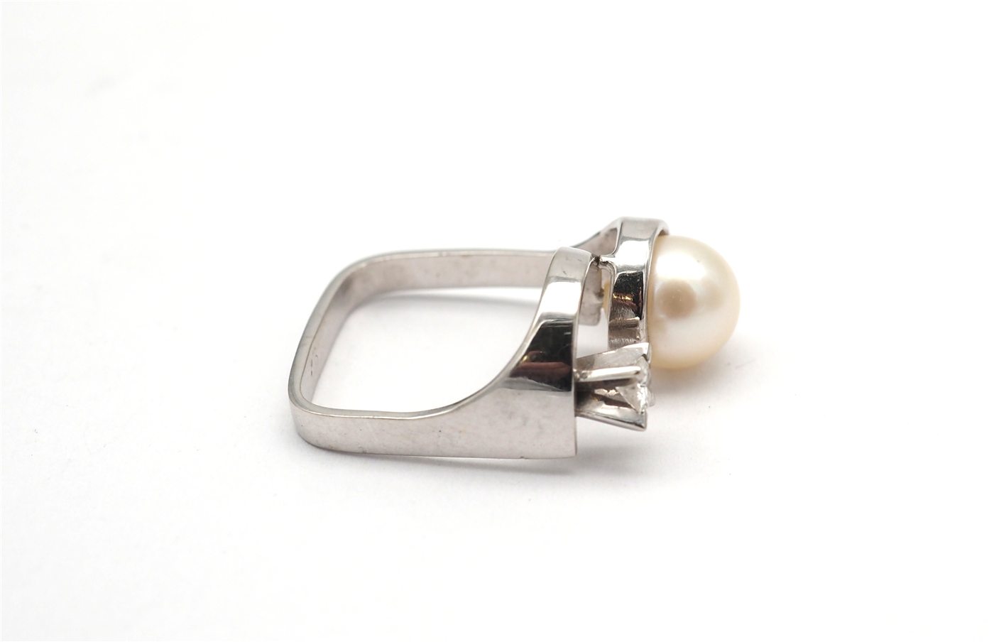 Bague en or blanc 750 mil diamants et perle — vue 4