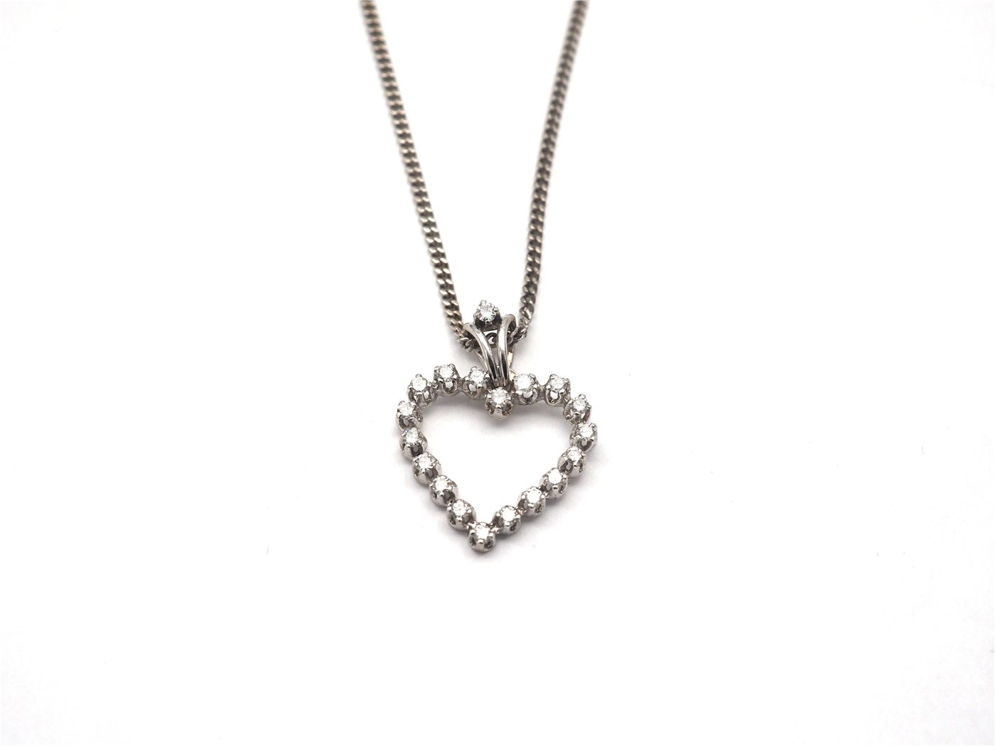 Collier en or blanc 750 mil et pendentif coeur en diamants