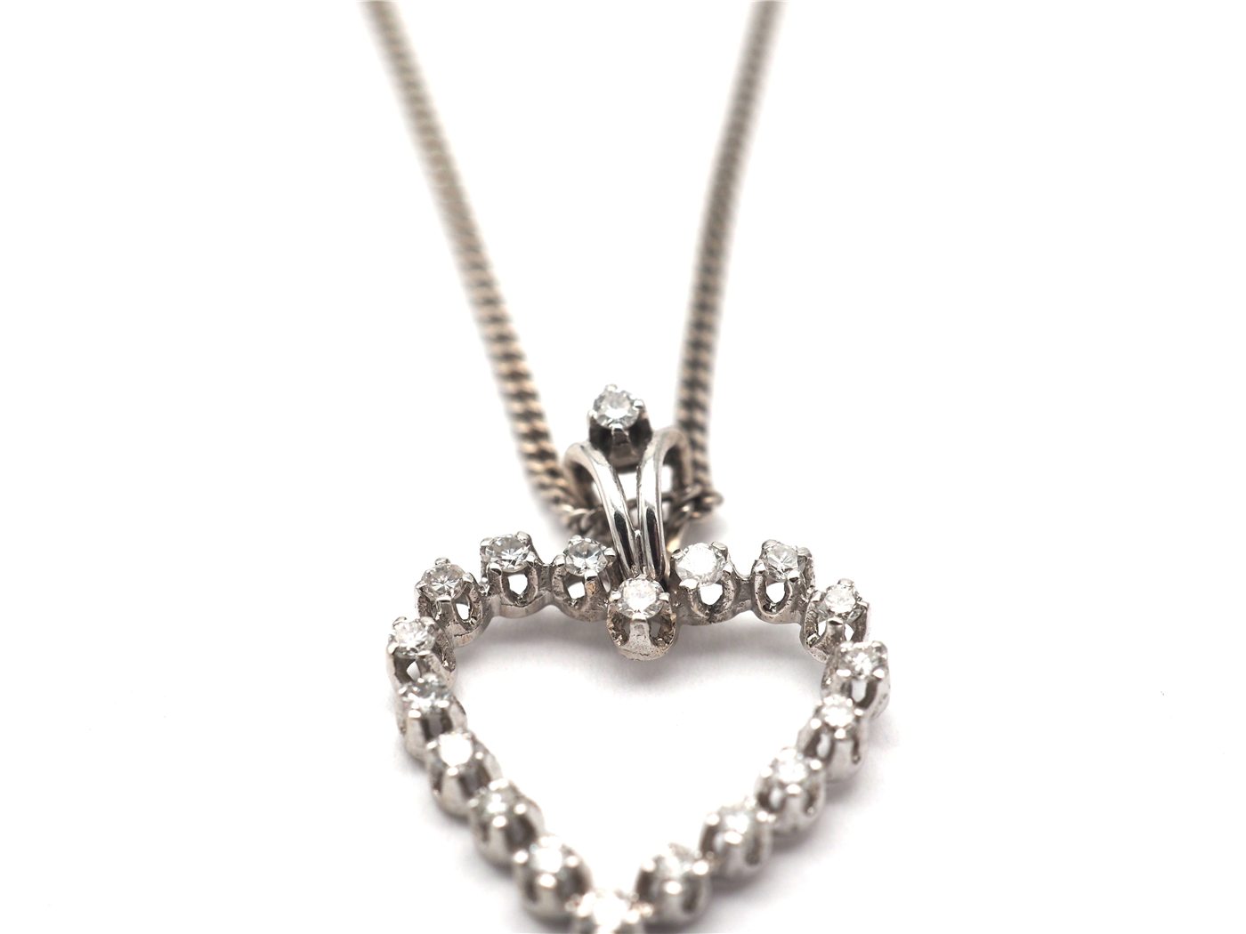 Collier en or blanc 750 mil et pendentif coeur en diamants — vue 3