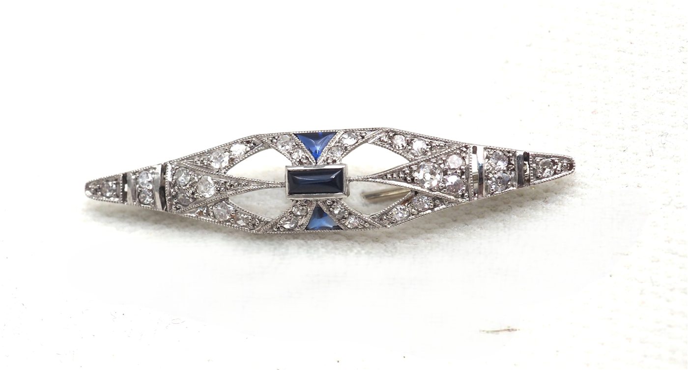 Broche or blanc 750 mil, saphir et diamants
