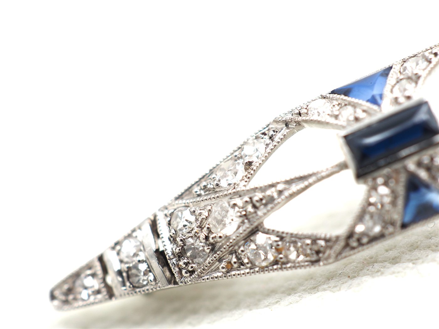 Broche or blanc 750 mil, saphir et diamants — vue 2