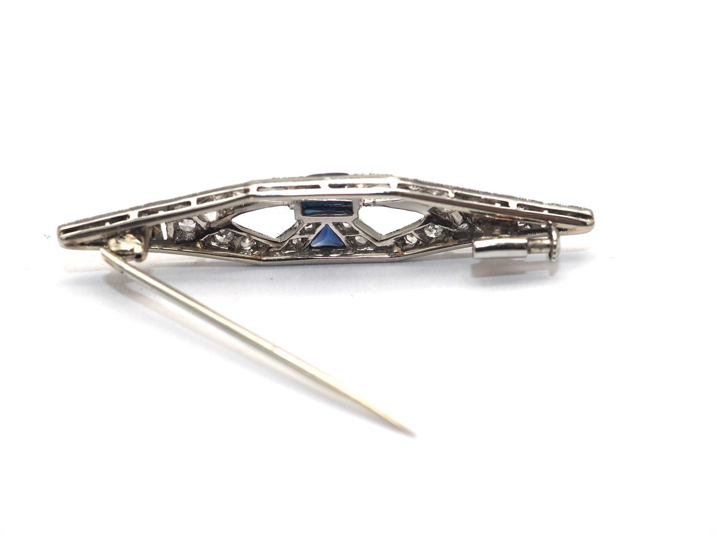 Broche or blanc 750 mil, saphir et diamants — vue 3