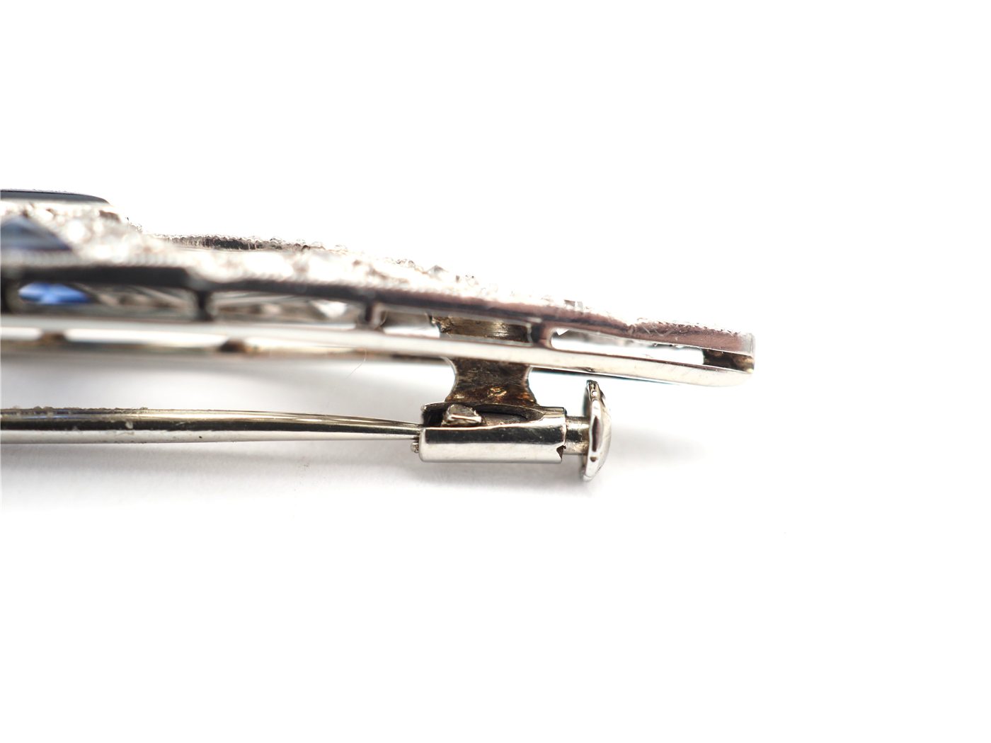 Broche or blanc 750 mil, saphir et diamants — vue 4