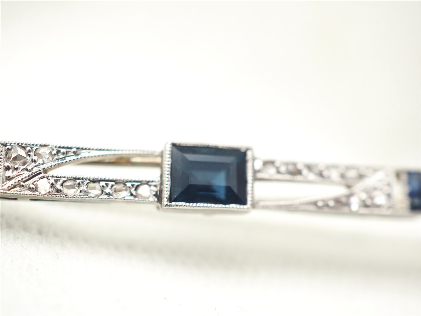 Broche ancienne or blanc 750 mil, saphir et diamants