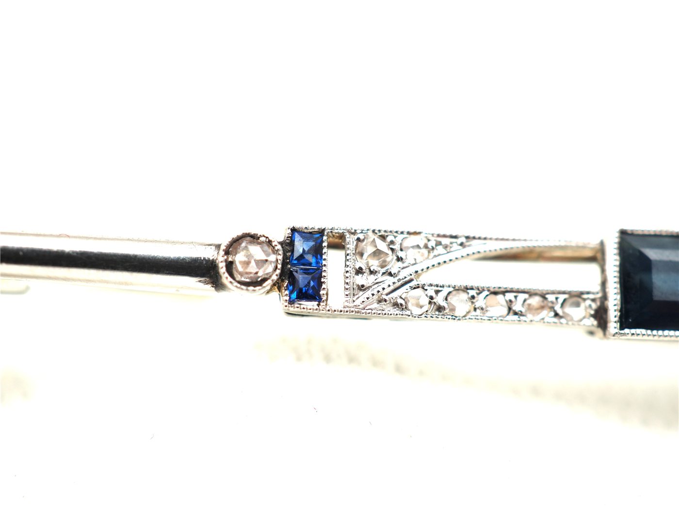 Broche ancienne or blanc 750 mil, saphir et diamants — vue 3