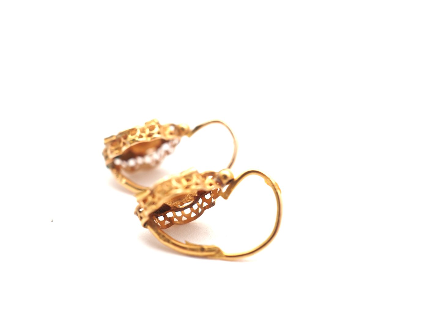 Boucles d'oreilles pendantes dormeuses en or jaune 750 mil et perles — vue 3