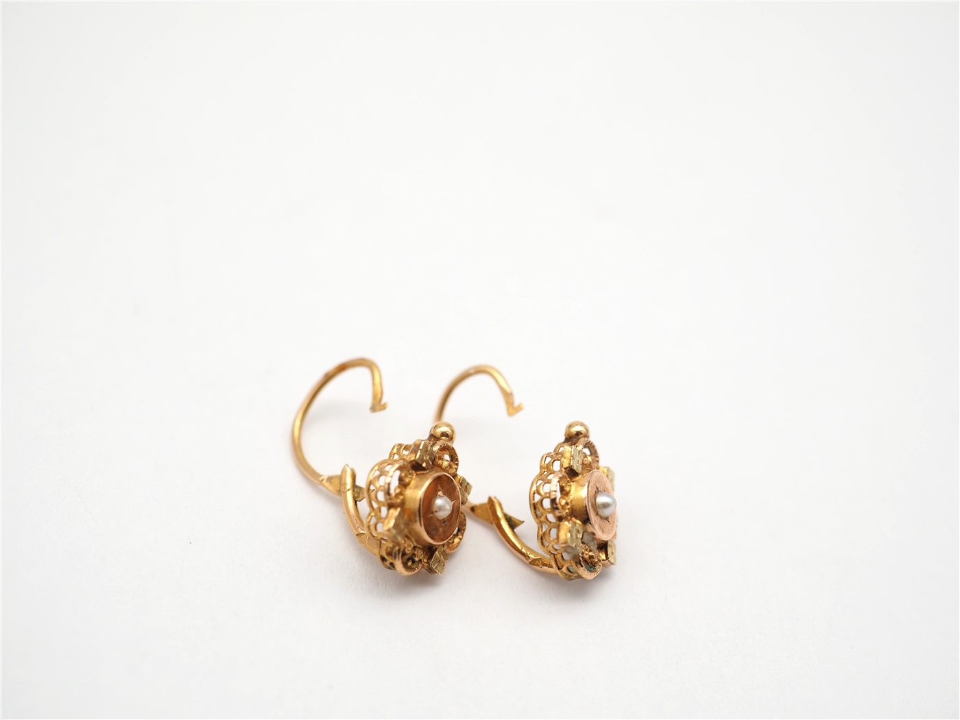 Boucles d'oreilles pendantes dormeuses en or jaune 750 mil et perles — vue 4