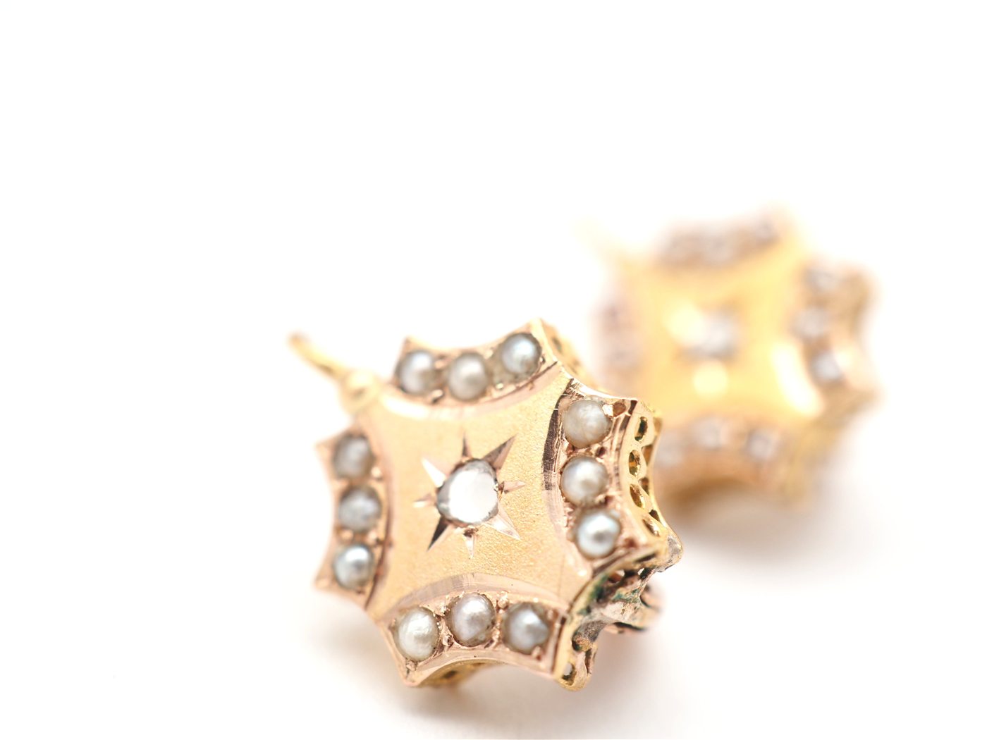 Boucles d'oreilles dormeuse or jaune 750 mil perles et rose de diamants — vue 2