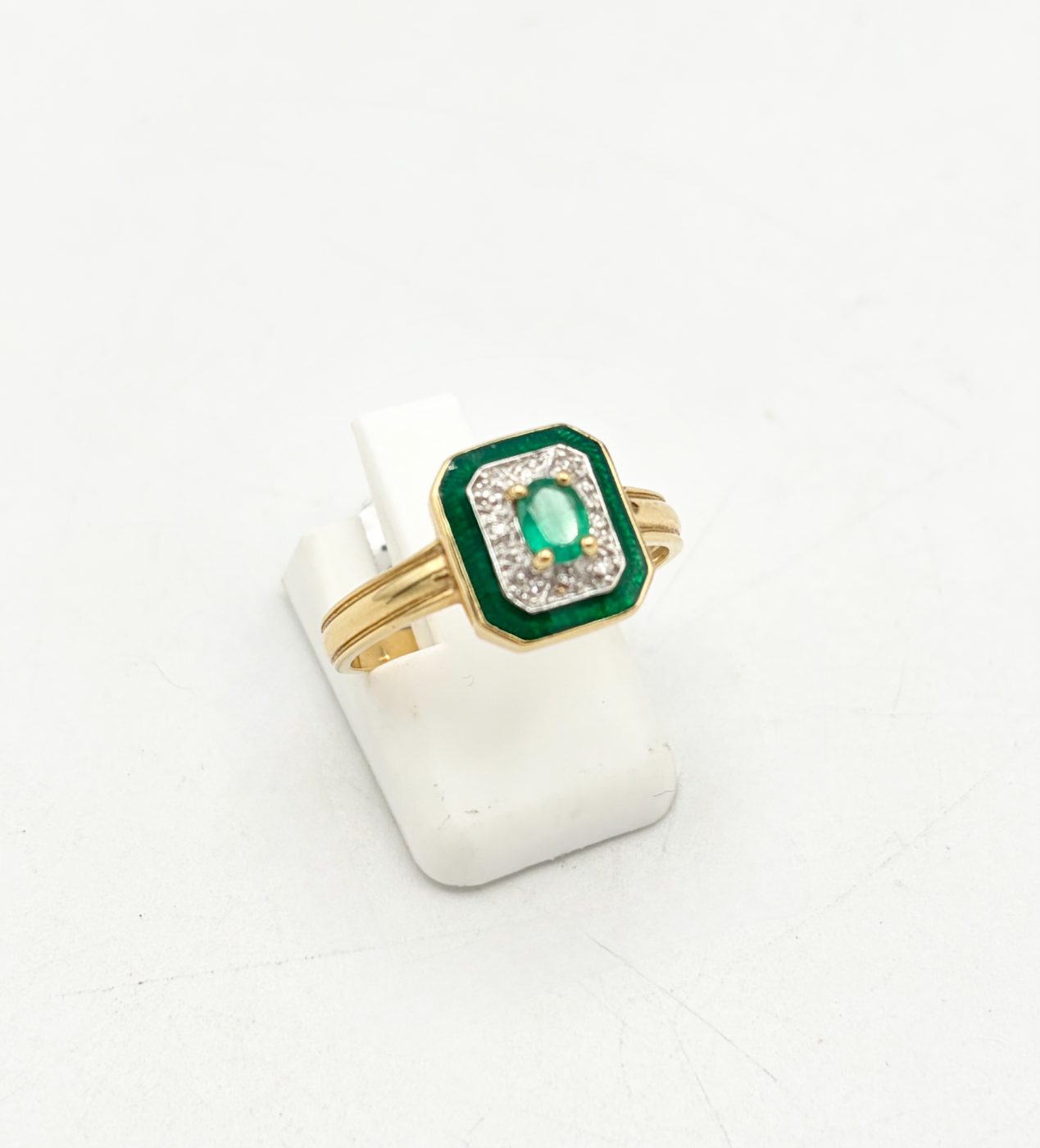 Bague en or jaune 750 émeraudes et diamants