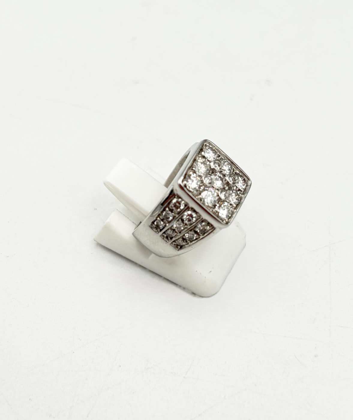 Chevalière femme en or blanc 750 et diamants