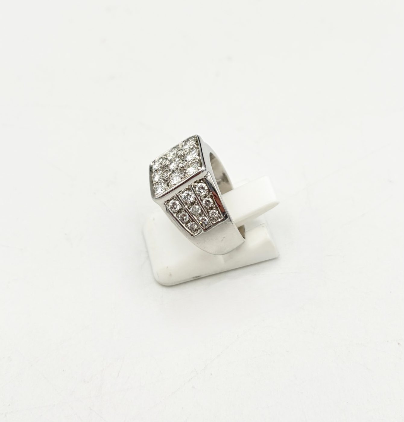 Chevaliere femme en or blanc 750 et diamants — vue 3