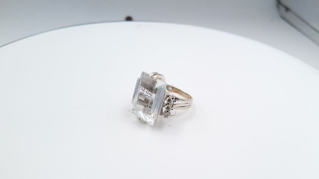 bague en or blanc cocktail année 1960 aigue marine et diamant — vue 4