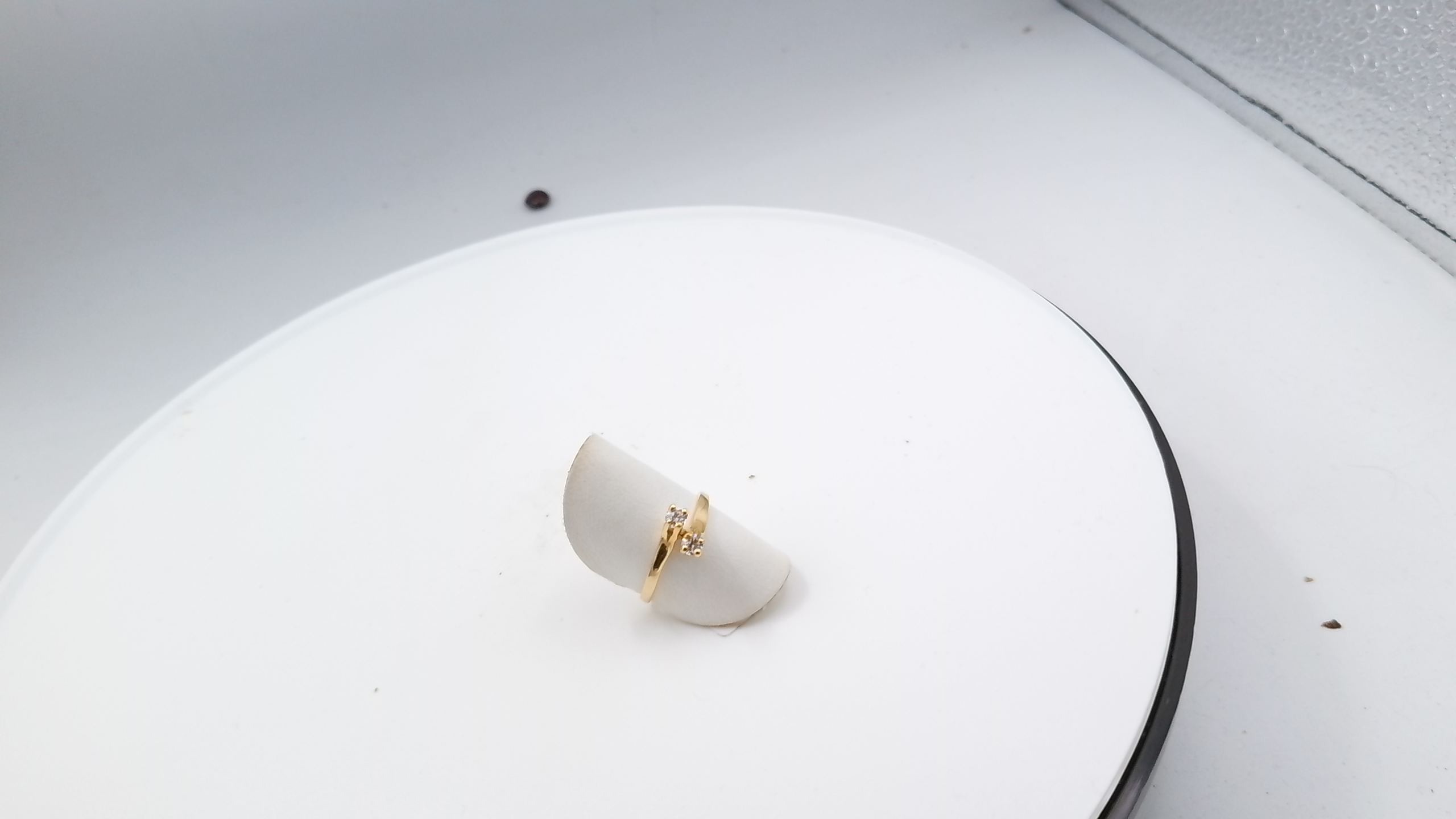 boucle d'oreilles or jaune avec diamants de 0.12ct chacun — vue 2