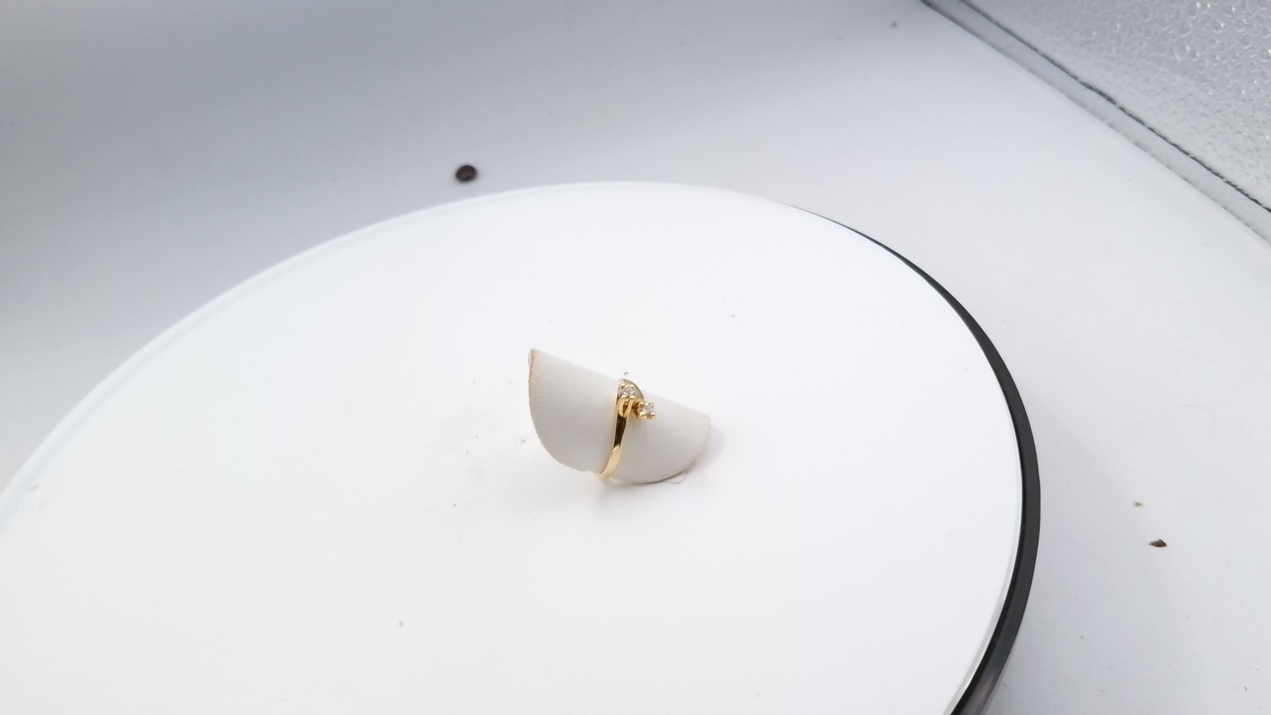 boucle d'oreilles or jaune avec diamants de 0.12ct chacun — vue 3