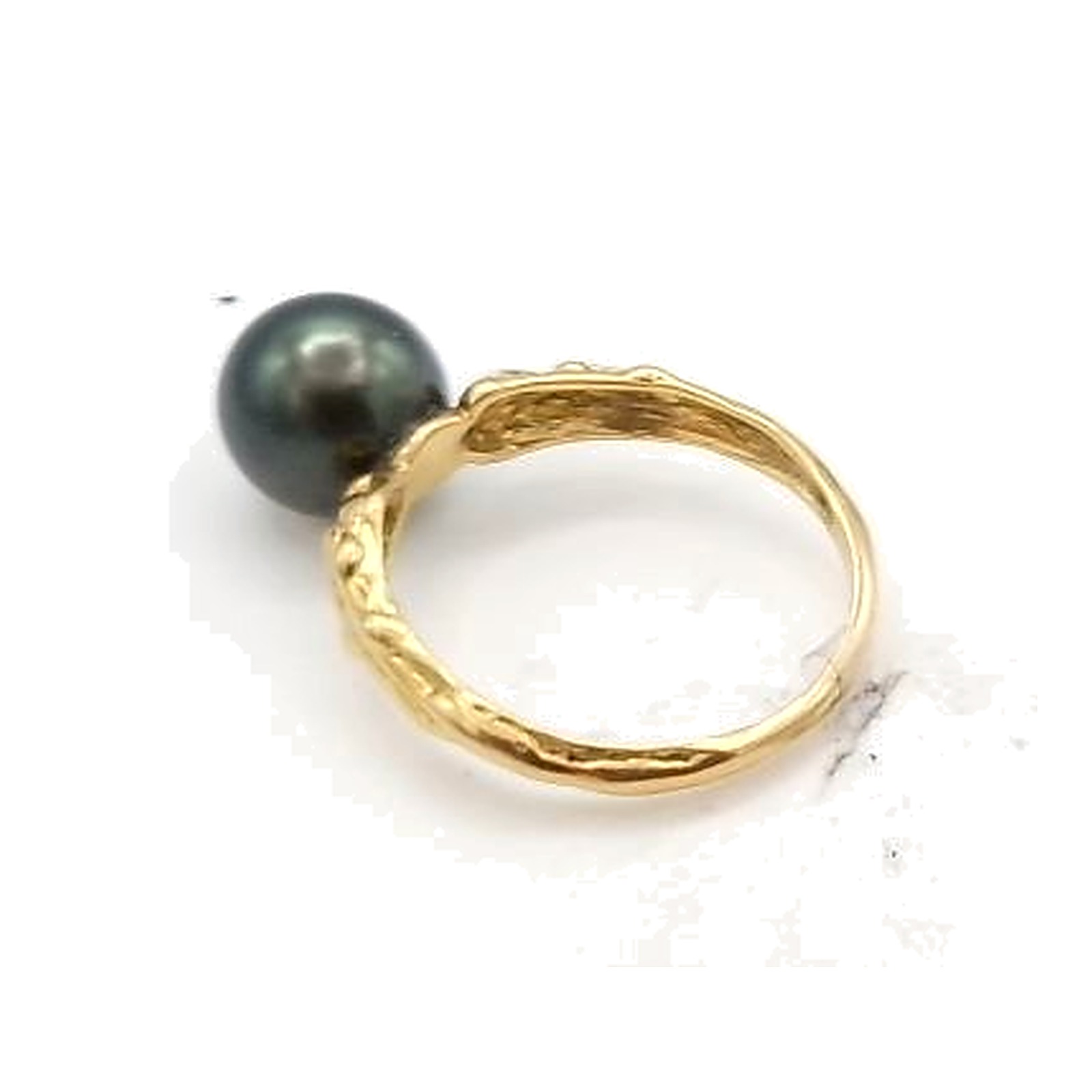 bague or jaune travailler marbrée avec perle de tahity vert — vue 2